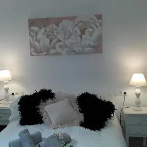 Dona Lola , Luminoso Calahonda, Mijas , Sitio de Calahonda España