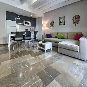 Apartamento En Casco Historico Con Terraza Comunitaria Y Parking Opcional, Granada